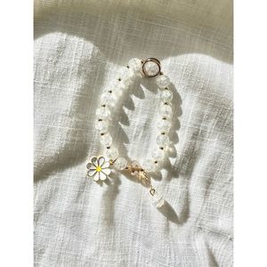 White daisy bead stretchy bracelet.